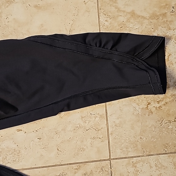 STUNNING LULULEMON SCALLOPED CROP LEGGINGS - Picture 8 of 9